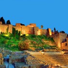 Alcazaba din Malaga domină Teatrul Roman prin zidurile sale iluminate. Un loc unde moștenirea maură și cea romană se întâlnesc în inima Andaluziei.
