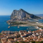 Stânca Gibraltar domină peisajul prin impresionantele sale faleze calcaroase, privind spre port și strâmtoarea care leagă Marea Mediterană de Oceanul Atlantic.