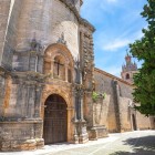 Biserica Santa María la Mayor domină piața prin impunătoarea fațadă din piatră, păstrând secole de istorie și farmecul autentic al Andaluziei.