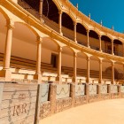 Galeriile elegante ale Arenei din Ronda evidențiază coloane din piatră și arcade suprapuse, simbol al tradiției istorice a coridelor din Andaluzia.