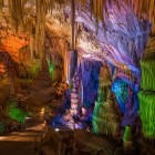 Peștera St. Michael impresionează prin stalactite și stalagmite spectaculoase, puse în valoare de lumini scenografice în inima celebrei Stânci din Gibraltar.