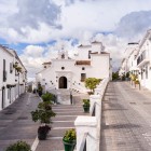 Piațeta din Mijas, înconjurată de case albe și străzi pavate cu piatră, găzduiește o capelă pitorească ce păstrează farmecul autentic al satelor din Andaluzia.