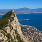 Creasta Stâncii Gibraltar oferă priveliști spectaculoase asupra orașului, portului și strâmtorii, unde țărmurile Europei și Africii par să se apropie.