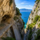 Pasarela săpată în Stânca Gibraltar străbate impunătoare faleze calcaroase și oferă priveliști spectaculoase asupra strâmtorii dintre Europa și Africa.
