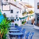 Un colț fermecător din centrul istoric al orașului Mijas îmbină case albe, balcoane cu flori și terase primitoare, redând farmecul autentic al unuia dintre cele mai frumoase sate din Andaluzia.