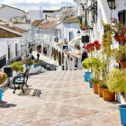 Străduțele din Mijas, cu case albe, ghivece pline de flori și priveliști pitorești, păstrează atmosfera autentică a renumitelor sate albe din Andaluzia.