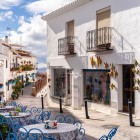 Un colț fermecător din Mijas îmbină case albe, balcoane din fier forjat și terase primitoare, redând atmosfera autentică a unuia dintre cele mai frumoase sate de pe Costa del Sol.