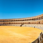 Arena de Coride din Ronda, una dintre cele mai vechi din Spania, impresionează prin arena circulară și arcadele din piatră, simbol al tradiției andaluze.