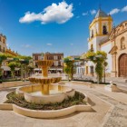 Plaza del Socorro impresionează prin biserica neobarocă și fântâna istorică, la câțiva pași de faimoasa Arenă din Ronda, simbol al tradiției ecvestre spaniole