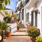 Străduțele pavate, casele albe și balcoanele pline de flori fac din Mijas unul dintre cele mai autentice sate din Andaluzia, cu vedere spre Costa del Sol.