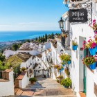 Mijas domină Costa del Sol prin casele sale albe, balcoanele pline de flori și străduțele panoramice, păstrând farmecul autentic al unuia dintre cele mai emblematice sate din Andaluzia.