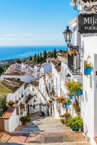 Mijas domină Costa del Sol prin casele sale albe, balcoanele pline de flori și străduțele panoramice, păstrând farmecul autentic al unuia dintre cele mai emblematice sate din Andaluzia.