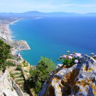 De pe vârful Stâncii Gibraltar, priveliștea se deschide spre strâmtoare, unde Europa și Africa se întâlnesc într-unul dintre cele mai spectaculoase peisaje din Andaluzia.