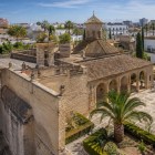 Vechiul Alcázar din Jerez de la Frontera păstrează arhitectura maură, curți liniștite și grădini, mărturie a secolelor de istorie din Andaluzia.