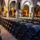 În istoricele bodegas din Jerez de la Frontera, butoaiele din stejar păstrează renumitul vin Sherry, maturat prin tradiționalul sistem Solera transmis din generație în generație.