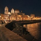 Luminile de pe Paseo del Vendaval conduc privirea spre Catedrala Santa Cruz pe Mare, oferind orașului Cádiz o atmosferă romantică la malul Atlanticului.