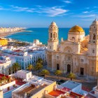 Catedrala Santa Cruz pe Mare domină centrul istoric din Cádiz prin cupola sa aurie, privind spre Atlantic printre case albe și piețe încărcate de istorie.