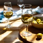 Un pahar de Sherry Fino, obținut din struguri Palomino, însoțește degustarea în bodegas istorice din Jerez de la Frontera, simbol al tradiției vinicole andaluze.
