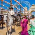 Renumita Feria del Caballo din Jerez de la Frontera însuflețește orașul cu cai andaluzi eleganți, costume tradiționale și atmosfera autentică a Andaluziei.