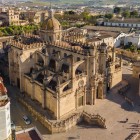 Catedrala din Jerez de la Frontera domină centrul istoric prin arhitectura sa elegantă, simbol al unui oraș unde arta, vinul Sherry și tradițiile andaluze se îmbină armonios.