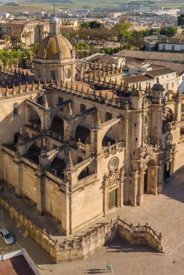 Catedrala din Jerez de la Frontera domină centrul istoric prin arhitectura sa elegantă, simbol al unui oraș unde arta, vinul Sherry și tradițiile andaluze se îmbină armonios.