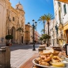 Peștele prăjit tradițional din Cádiz se savurează la câțiva pași de Catedrala Santa Cruz pe Mare, îmbinând aromele Atlanticului cu farmecul centrului istoric.