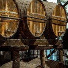 Vechile butoaie din stejar păstrează vinul Sherry în timpul maturării prin tradiționalul sistem Solera, simbol al tradiției viticole din Jerez.