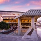 Intrarea în Noul Muzeu al Acropolei impresionează prin arhitectura modernă, integrată armonios în patrimoniul istoric și cultural al Atenei antice.