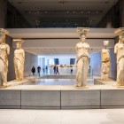 Celebrele Cariatide întâmpină vizitatorii în Noul Muzeu al Acropolei, păstrând moștenirea Atenei antice și eleganța atemporală a artei clasice grecești.
