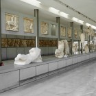 Sălile Noului Muzeu al Acropolei adăpostesc sculpturi originale și vestigii remarcabile, oferind o călătorie fascinantă prin istoria Atenei antice.