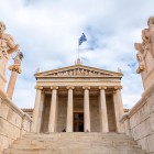 Academia din Atena este mai mult decât o impresionantă clădire neoclasică: este inima cercetării grecești, locul unde moștenirea antică a orașului întâlnește dorința de cunoaștere.