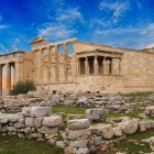 Erehteionul adăpostește unul dintre cele mai impresionante simboluri ale Acropolei: celebrele Cariatide, sculpturi feminine elegante care susțin pridvorul de peste două mii de ani cu o armonie desăvârșită.