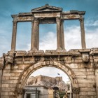 Arcul lui Hadrian întâmpină vizitatorii la intrarea în centrul istoric al Atenei. Construit în anul 131 d.Hr., unea simbolic orașul antic cu noua Atenă a împăratului.