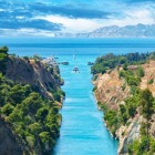 Canalul Corint leagă Marea Ionică de Marea Egee printr-un spectaculos defileu săpat în stâncă. O capodoperă inginerească ce impresionează și astăzi.