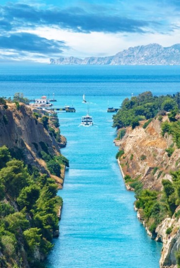 Canalul Corint leagă Marea Ionică de Marea Egee printr-un spectaculos defileu săpat în stâncă. O capodoperă inginerească ce impresionează și astăzi.