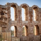 Arcadele impunătoare ale Odeonului lui Herodes Atticus exprimă eleganța arhitecturii romane. După aproape două mii de ani, impresionează prin armonie și rezistență.
