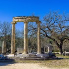Privit dintr-o altă perspectivă, Philippeionul își dezvăluie eleganța planului circular. Monumentul unic din Olympia dedicat lui Filip al II-lea al Macedoniei.