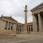 Academia din Atena exprimă pasiunea Greciei pentru cunoaștere. Încadrată de coloane ionice și statui monumentale, rămâne cel mai important institut de cercetare al țării.