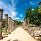 Printre coloanele Palaestrei din Olympia se antrenau atleții înaintea Jocurilor Olimpice antice. Aici s-a născut spiritul olimpic care inspiră lumea și astăzi.