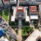 Privită de sus, Biblioteca Națională a Greciei își dezvăluie eleganța arhitecturii neoclasice. De peste un secol păstrează patrimoniul cultural și literar al țării.