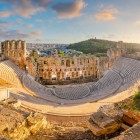 Lumina aurie învăluie Odeonul lui Herodes Atticus, unde treptele antice din piatră par să aștepte și astăzi glasuri și aplauze. Aici, Atena își dezvăluie farmecul fără timp.
