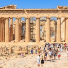 Partenonul domină Acropola de aproape 2.500 de ani. Dedicat zeiței Atena, continuă să simbolizeze măreția civilizației grecești și farmecul etern al Atenei