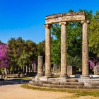 Philippeionul este singura clădire circulară din Olympia. Ridicat la dorința lui Filip al II-lea al Macedoniei, comemorează o victorie care a schimbat istoria Greciei.