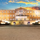 Parlamentul Elen luminează Piața Syntagma, inima vieții politice a Greciei. Aici, istoria întâlnește prezentul, alături de Evzoni și Mormântul Soldatului Necunoscut.