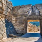 Celebra Poartă a Leilor, intrarea monumentală în cetatea Micene, este simbolul civilizației miceniene și unul dintre cele mai vechi exemple de sculptură monumentală din Europa.