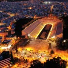 Noaptea, Stadionul Panathenaic strălucește prin istoria sa. Construit integral din marmură, a găzduit în 1896 primele Jocuri Olimpice ale erei moderne, devenind un simbol al sportului.