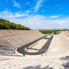 Construit integral din marmură, Stadionul Panathenaic a găzduit în 1896 primele Jocuri Olimpice ale erei moderne. Un loc unde sportul a scris istorie.
