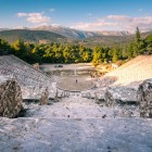Așezat în Teatrul din Epidaur, descoperi o capodoperă a Greciei antice. De peste două mii de ani, acustica sa extraordinară continuă să uimească vizitatorii.