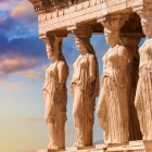 Loggia Cariatidelor înfrumusețează Templul Erechteion prin cele șase elegante statui feminine sculptate în piatră. La apus, această capodoperă a Acropolei dezvăluie rafinamentul Greciei antice.