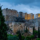 La căderea nopții, Templul Atenei Nike, Propileele și Monumentul lui Agrippa luminează Acropola, oferind Atenei unul dintre cele mai spectaculoase peisaje din Grecia.